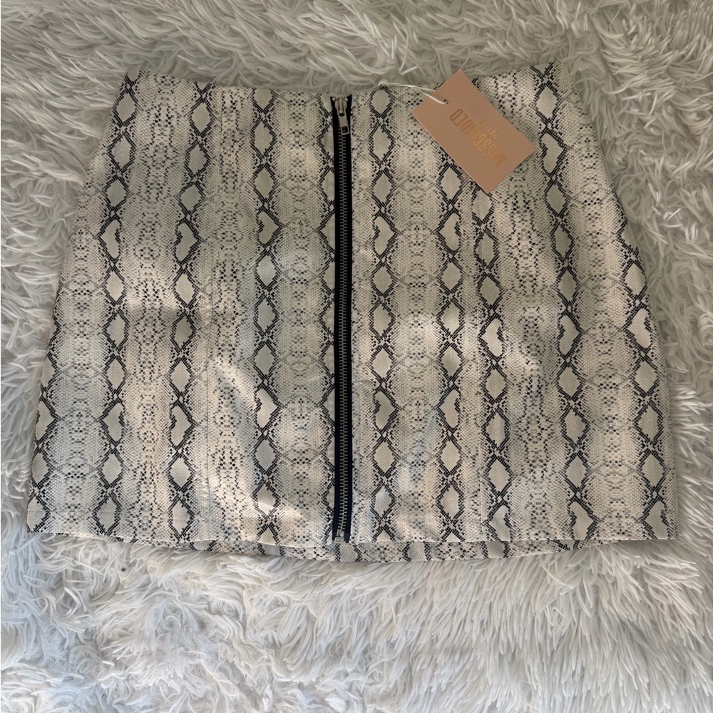 NWT MISSGUIDED pu faux leather front zip Snake Print Mini Skirt petite